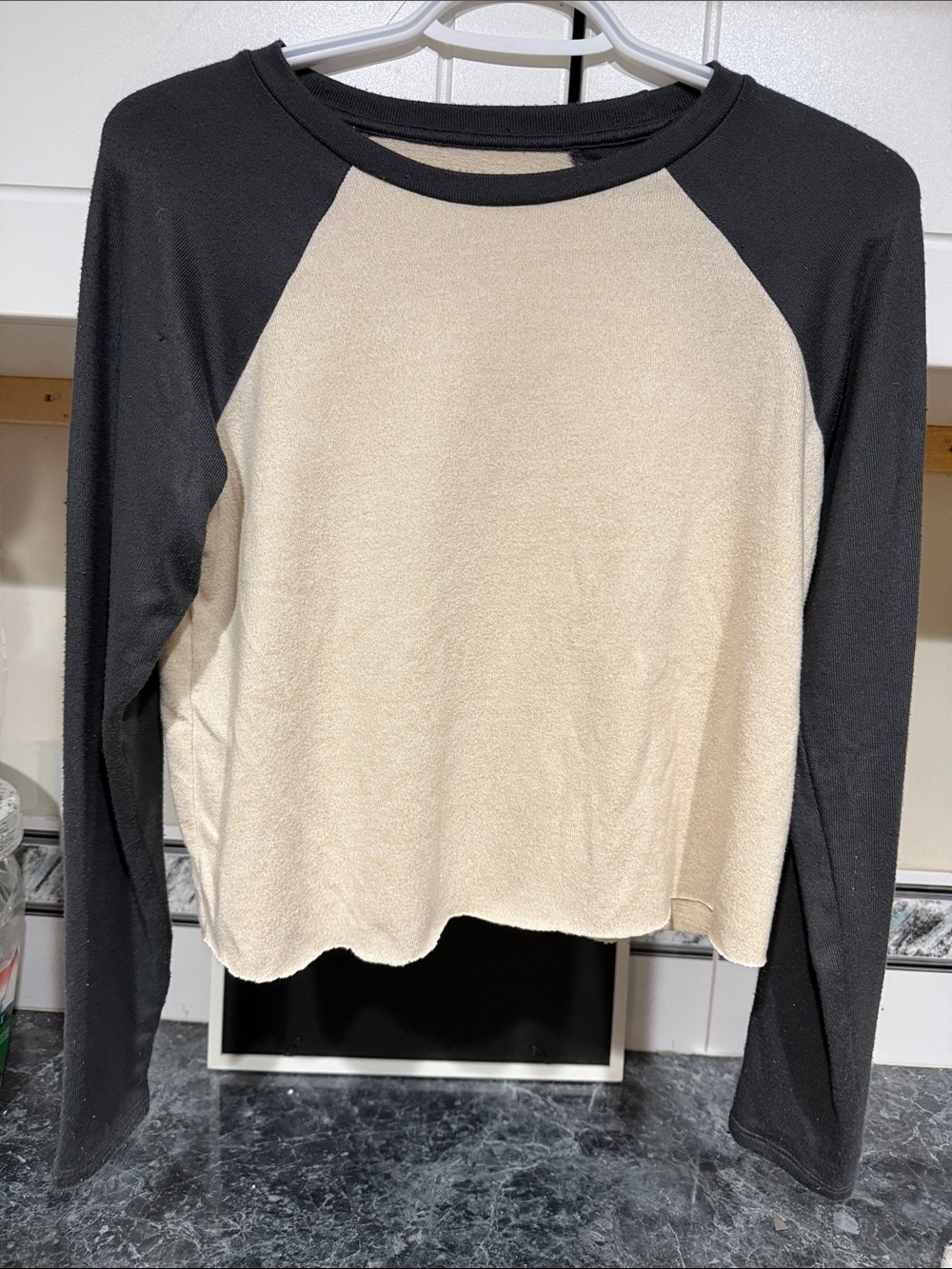 Women's xs Two-Tone Long Sleeve cropped Raglan Top - Black & Cream